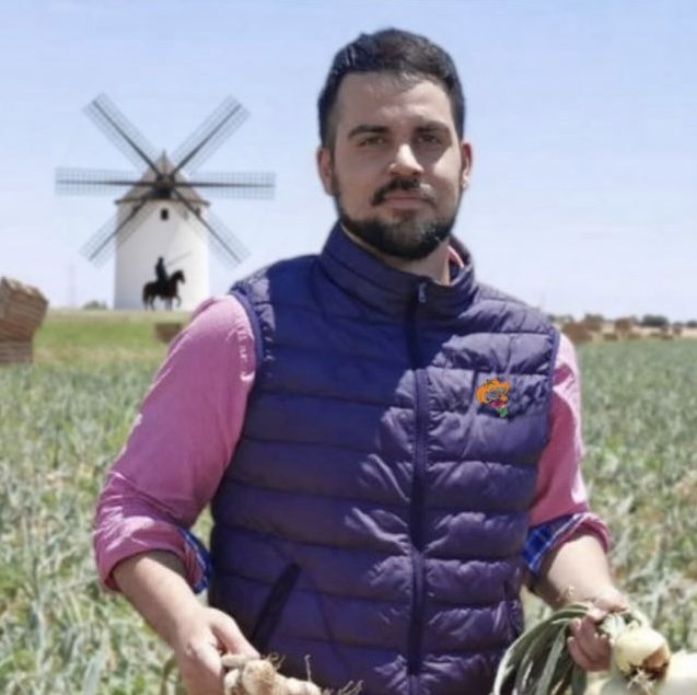 Carlos Aljaro, cofundador y director comercial y financiero de Finca Quixote, en un campo de cebollas en La Mancha