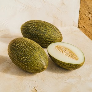 Melones piel de sapo ecológicos, uno abierto por la mitad