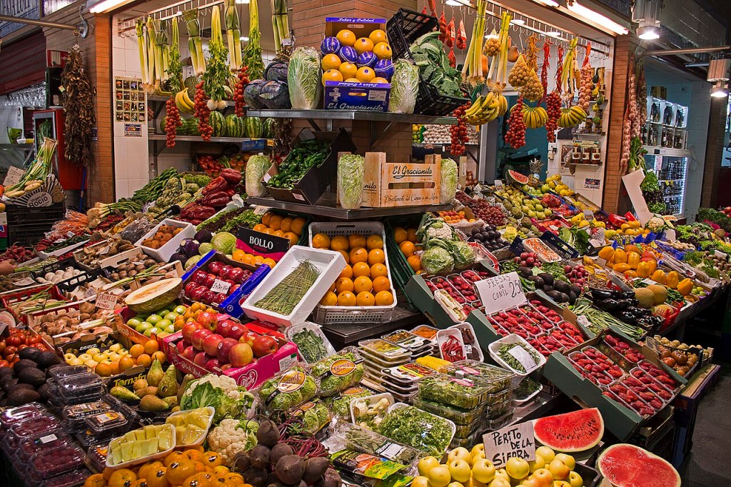 Puesto de frutas y verduras de temporada en el mercado de Triana, Sevilla