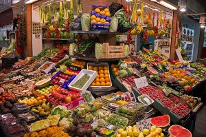 Puesto de frutas y verduras de temporada en el mercado de Triana, Sevilla