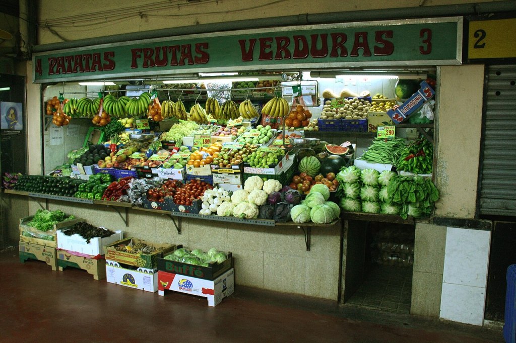 Puesto de frutas y verduras en el mercado de La Cebada, Madrid