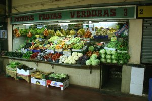 Puesto de frutas y verduras en el mercado de La Cebada, Madrid