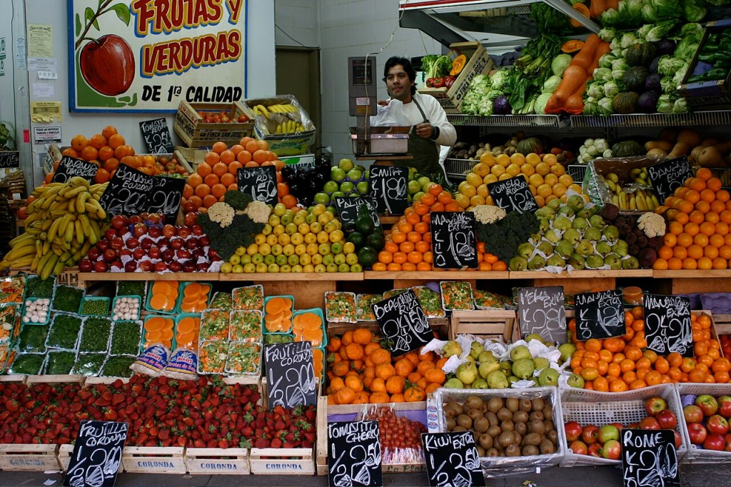 Frutería con carteles de precio y origen en cada caja de fruta