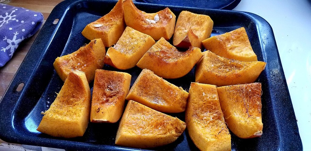 Bandeja de horno con trozos de calabaza asada