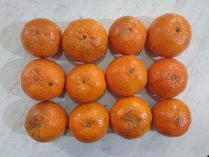 Doce mandarinas sobre una encimera de mármol